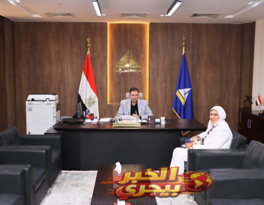 محافظ دمياط يبحث ملفات التموين مع المديرة الجديدة للمديرية