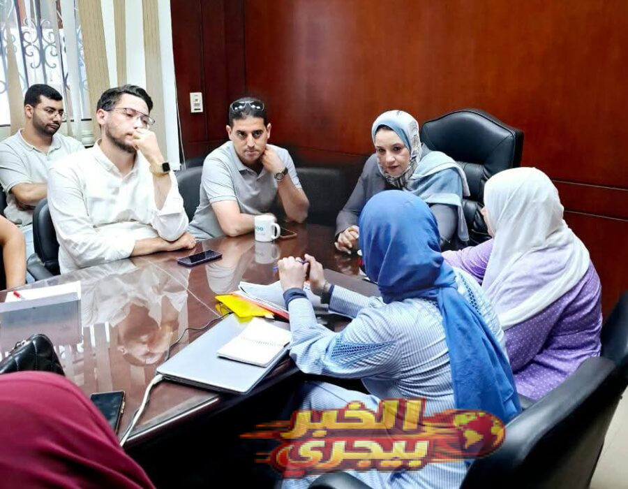 متابعة تطوير خدمات المنتفعين.. مدير فرع التأمين الصحي بدمياط تجتمع بمسؤولي مراكز خدمة العملاء